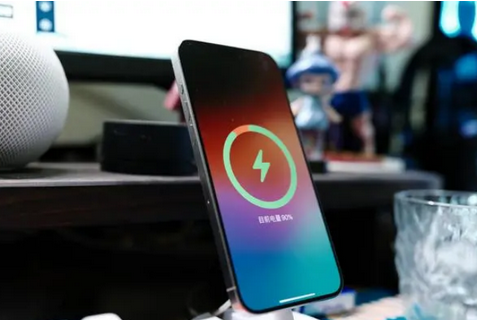 二七苹果15换屏服务分享用什么充电器给iPhone15充电更好 